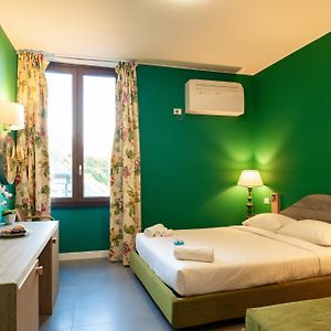 Großes Zimmer mit Kingsize-Bett